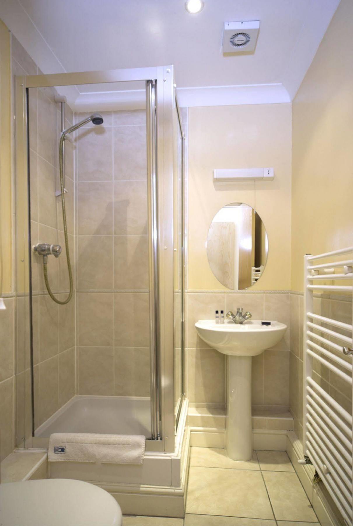 Stanshawe Court Aparthotel Reading Bagian luar foto